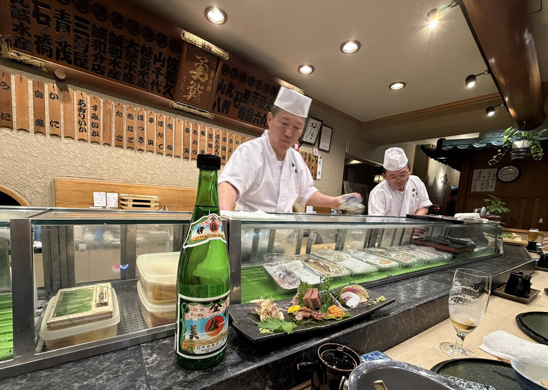 奥多摩ワサビを使用している勇鮨の店内